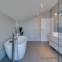 Elegantes Badezimmer in Opatijas Villa Titania: modernes Design, freistehende Badewanne, helle Töne. Ideal für Ihren Urlaub! #OpatijaFerienwohnung