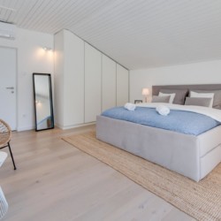 Helle, moderne Ferienwohnung in Opatija mit komfortablem Doppelbett, Klimaanlage und stilvollem Interieur. Ideal für Urlaub.