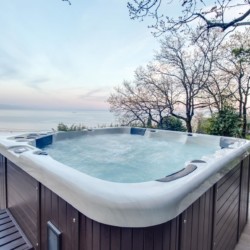 Entspannen Sie im Whirlpool mit Meerblick in Opatija bei Villa Titania - ideal für Ihre Urlaubsunterkunft.