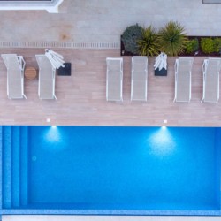 Luxuriöse Villa Titania in Opatija mit Pool, Sonnenliegen und Garten. Ideale Ferienwohnung für Entspannung.