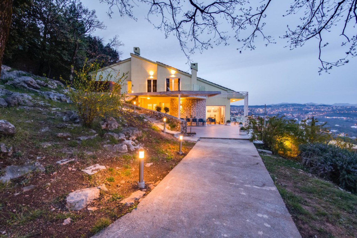Gemütliche Villa Titania in Opatija bei Dämmerung mit Beleuchtung & schöner Aussicht. Perfekt für den Urlaub. Buchen auf stayfritz.com!