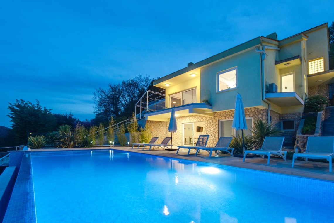 Gemütliche Villa Titania in Opatija mit Pool bei Abenddämmerung – ideal für den Urlaub.