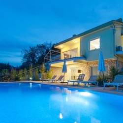 Gemütliche Villa Titania in Opatija mit Pool bei Abenddämmerung – ideal für den Urlaub.