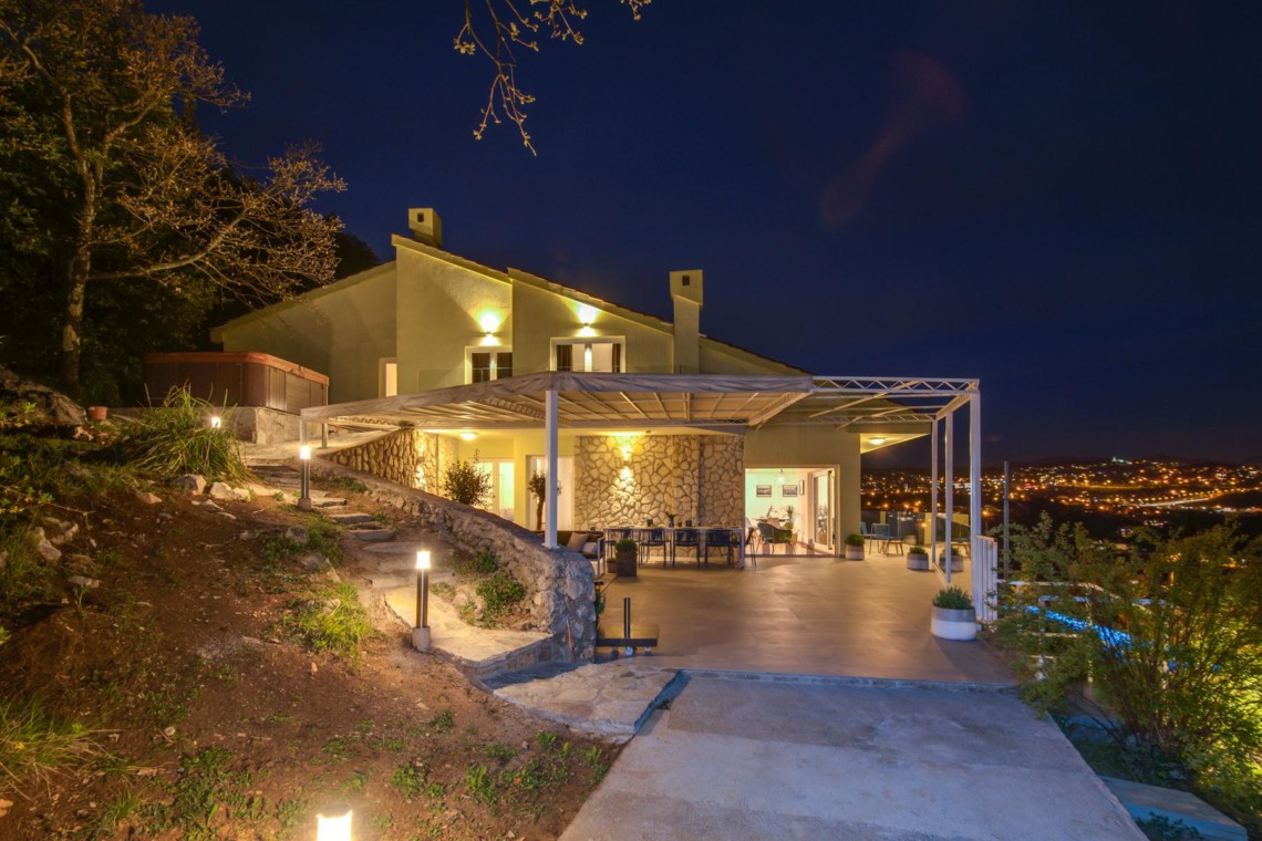 Gemütliches Ferienhaus "Villa Titania" bei Nacht in Opatija mit beleuchtetem Außenbereich und moderner Ausstattung.