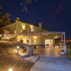 Gemütliches Ferienhaus "Villa Titania" bei Nacht in Opatija mit beleuchtetem Außenbereich und moderner Ausstattung.