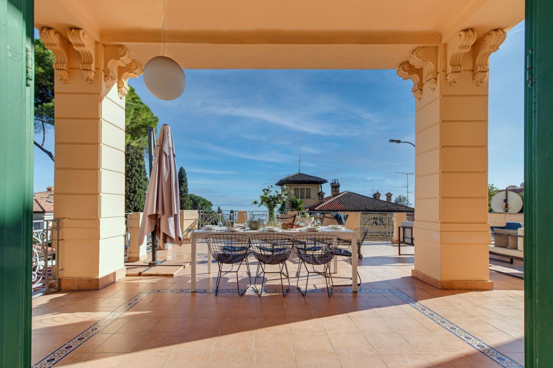 Stilvolle Terrasse mit Meerblick in Opatija, ideal für eine entspannte Auszeit.