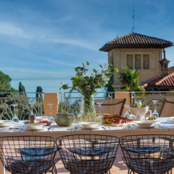 Elegante Terrasse eines Luxus-Apartments in Opatija mit Meerblick, perfekt für einen entspannten Urlaub.