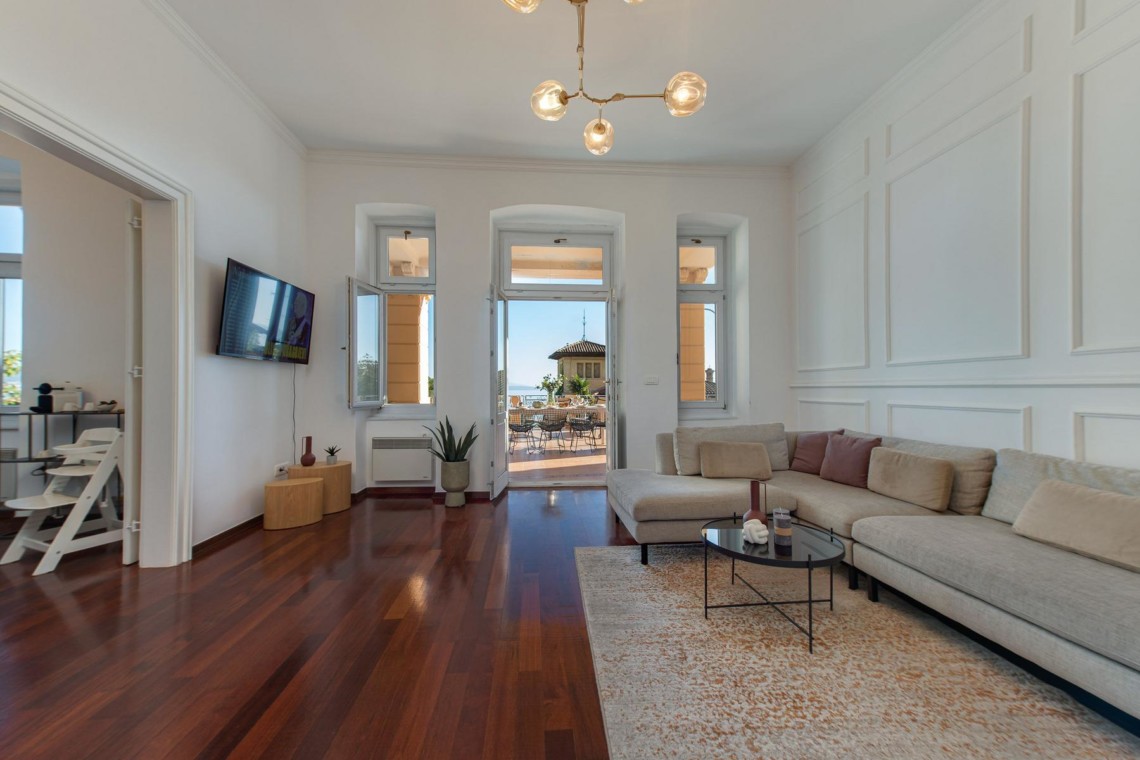 Elegantes Luxus-Apartment Oberon in Opatija mit Meerblick, stilvollem Wohnbereich, Holzböden und moderner Einrichtung.
