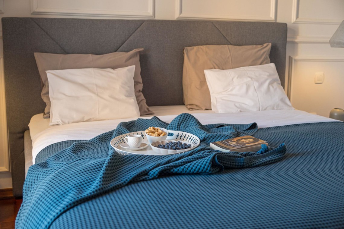 Gemütliche Ferienwohnung in Opatija mit elegantem Schlafzimmer und Frühstück im Bett. Ideal für einen entspannenden Urlaub.