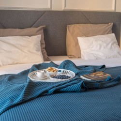 Gemütliche Ferienwohnung in Opatija mit elegantem Schlafzimmer und Frühstück im Bett. Ideal für einen entspannenden Urlaub.