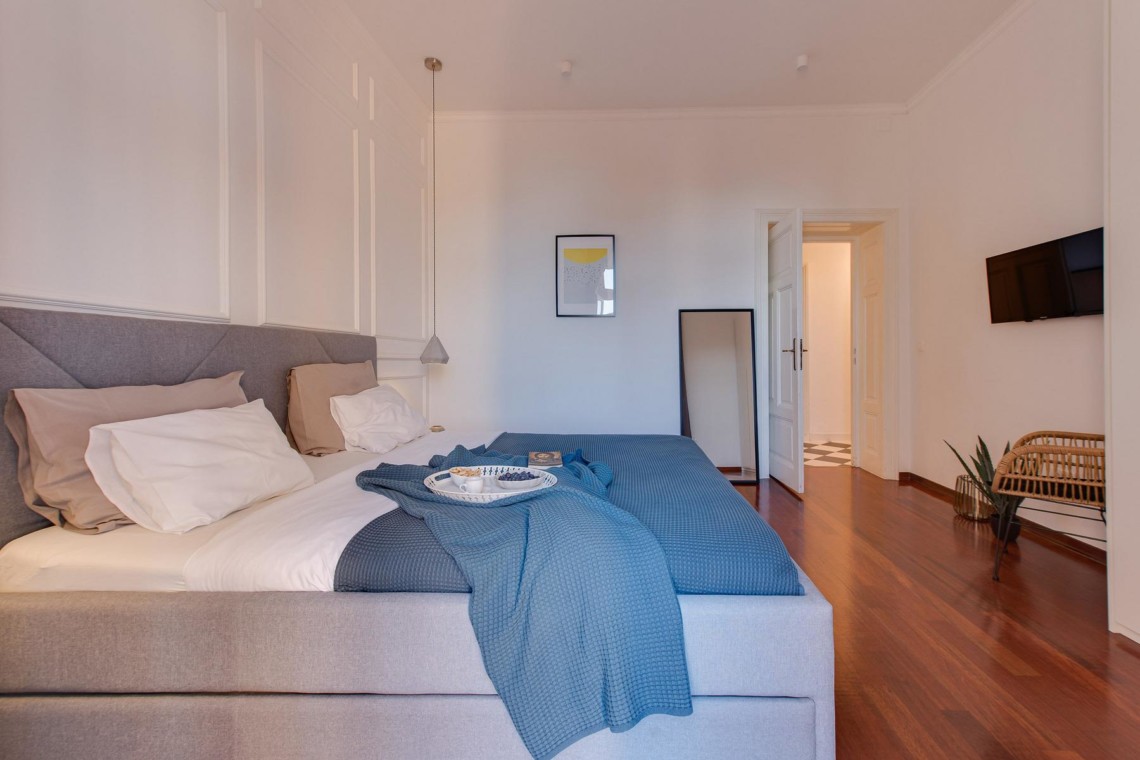Elegantes Apartment in Opatija mit komfortablem Bett, stilvoller Einrichtung und modernem Ambiente. Ideal für einen erholsamen Urlaub.