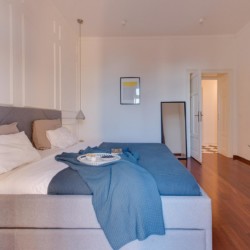 Elegantes Apartment in Opatija mit komfortablem Bett, stilvoller Einrichtung und modernem Ambiente. Ideal für einen erholsamen Urlaub.