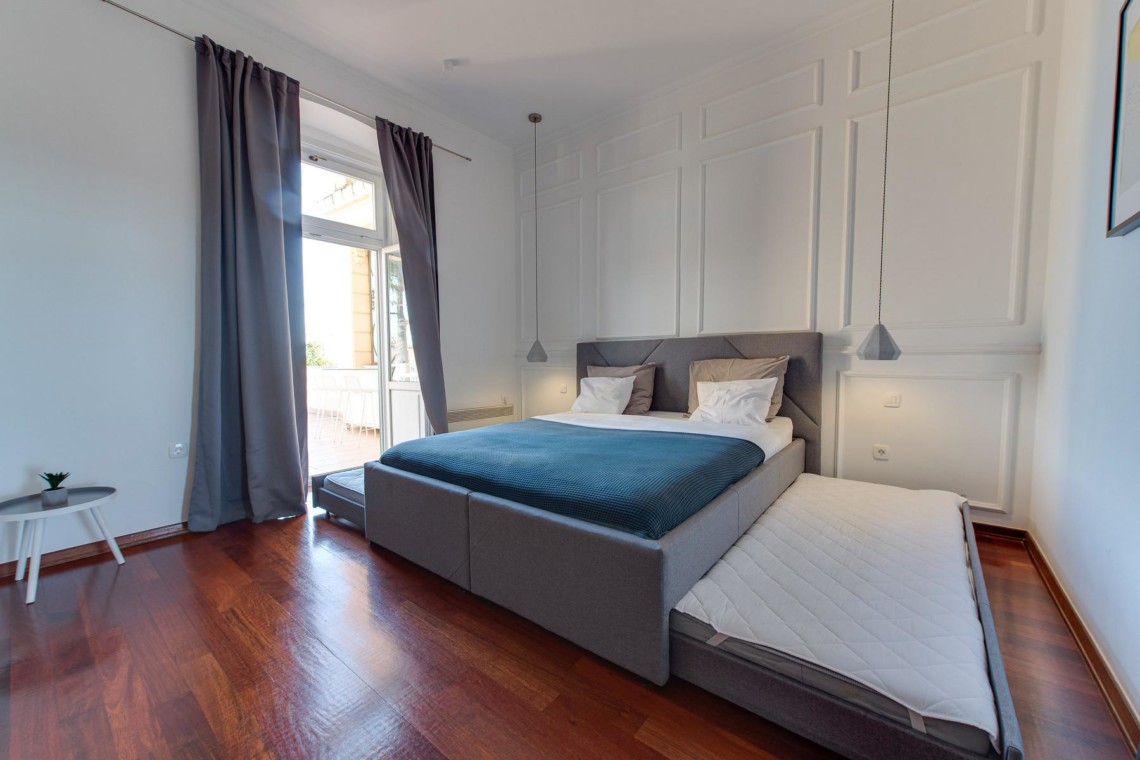 Elegant eingerichtetes Schlafzimmer im Luxury Apartment Oberon, Opatija – ideal für eine entspannte Auszeit in stilvollem Ambiente.