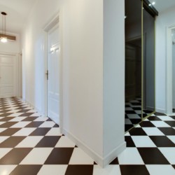 Eleganter Eingangsbereich im Luxury Apartment Oberon in Opatija mit stilvollem Schachbrettmuster-Boden und modernem Interieur.