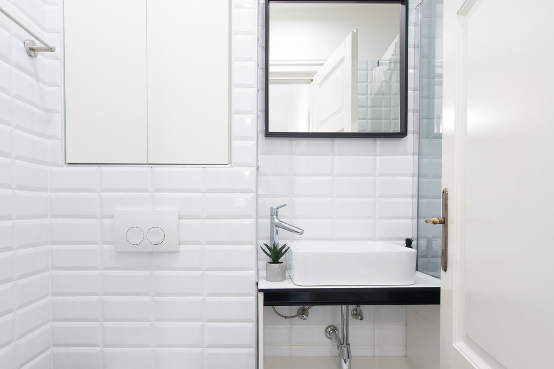 Moderne Ferienwohnung in Opatija: Stilvolles Badezimmer, weiß gefliest, sauber und hell. Ideal für Ihren Komfort.