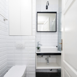 Moderne Ferienwohnung in Opatija: Stilvolles Badezimmer, weiß gefliest, sauber und hell. Ideal für Ihren Komfort.