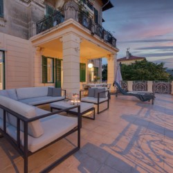 Elegante Terrasse eines Luxury Apartments in Opatija, ideal für erholsamen Urlaub mit stilvollem Ambiente und Meerblick.