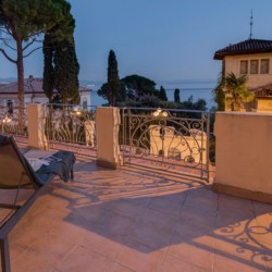 Idyllische Terrasse mit Meerblick in Opatija, perfekt für entspannte Abende im Luxury Apartment Oberon.