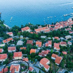 Luftaufnahme von Opatija mit Meerblick, ideal für Urlaubssuche, zeigt bezaubernde Küstenstadt, perfekt für Entspannung.