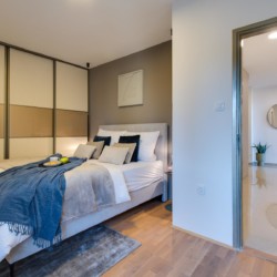 Modernes, stilvolles Schlafzimmer in Premium Apartment Puck, ideal für den Urlaub in Opatija.