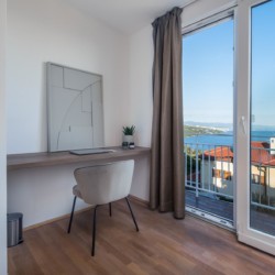Helles Apartment in Opatija mit Meerblick, modernem Design und Balkonzugang für einen entspannten Urlaub.