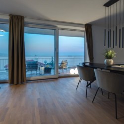 Modernes Apartment mit Meerblick, stilvollem Interieur und Balkon in Opatija. Ideal für einen erholsamen Urlaub.