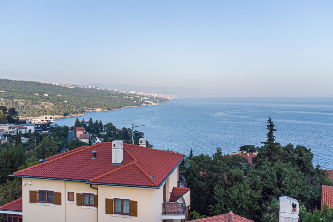 Aussicht aufs Meer in Opatija, traumhafte Ferienwohnung umgeben von Natur.