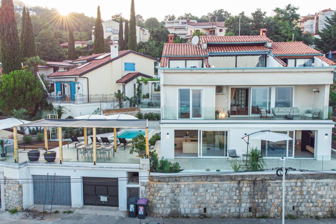 Moderne Ferienwohnung in Opatija mit Terrasse und Meerblick, ideal für einen entspannten Urlaub in Kroatien.