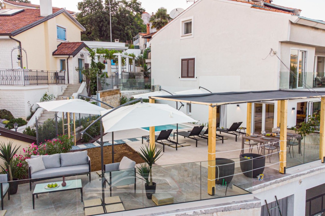 Gemütliche Terrasse einer modernen Ferienwohnung in Opatija, ideal für einen entspannten Urlaub.