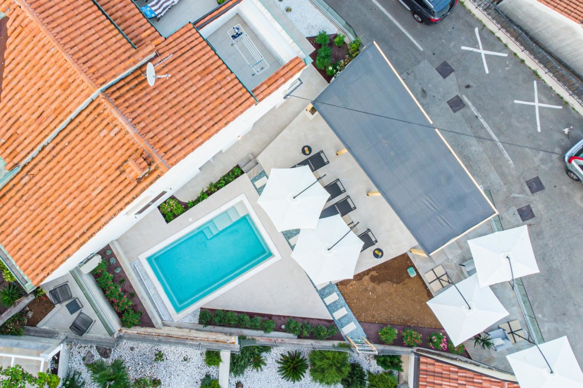 Gemütliches Apartment in Opatija mit Pool, Terrasse & Sonnenschirmen, perfekt für den Urlaub.