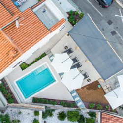 Gemütliches Apartment in Opatija mit Pool, Terrasse & Sonnenschirmen, perfekt für den Urlaub.