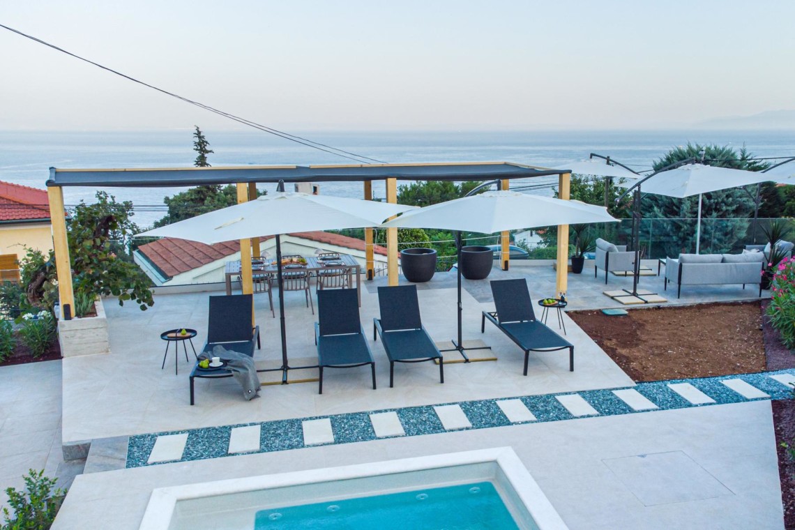 Gemütliche Terrasse mit Poolblick und Meerespanorama in Opatija, ideal für entspannten Urlaub.