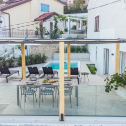 Moderne Ferienwohnung in Opatija mit Pool, Terrasse & stilvollem Outdoor-Bereich für erholsamen Urlaub.