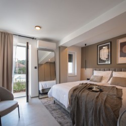 Modernes Premium Apartment in Opatija mit stilvollem Schlafzimmer, Terrassenzugang und elegantem Design. Ideal für Ihren Urlaub.
