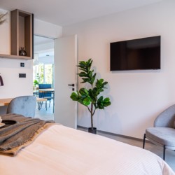 Modernes Apartment in Opatija mit gemütlichem Schlafbereich, stilvollem Sitzplatz und Fernseher. Ideal für Urlaubsaufenthalte.