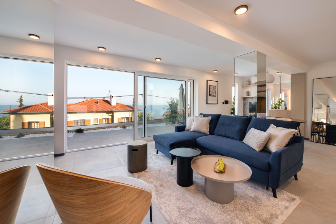 Hell, modernes Apartment in Opatija mit Meerblick, stilvollem Interieur und komfortabler Lounge. Ideal für Urlaub und Erholung.