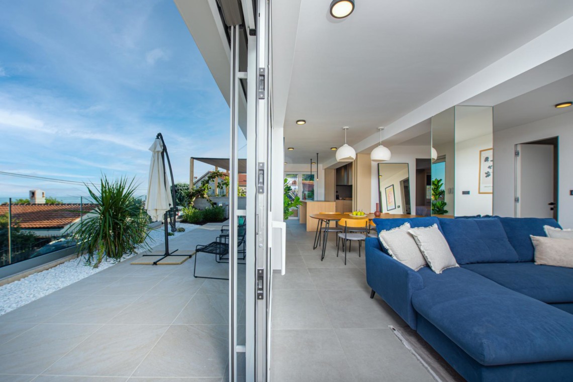 Helles Premium Apartment in Opatija, moderne Einrichtung, Terrasse mit Blick, ideal für Entspannung.