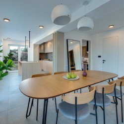 Modernes Apartment in Opatija mit stilvollem Interieur, offener Küche und gemütlichem Essbereich. Ideal für Ihren Urlaub.
