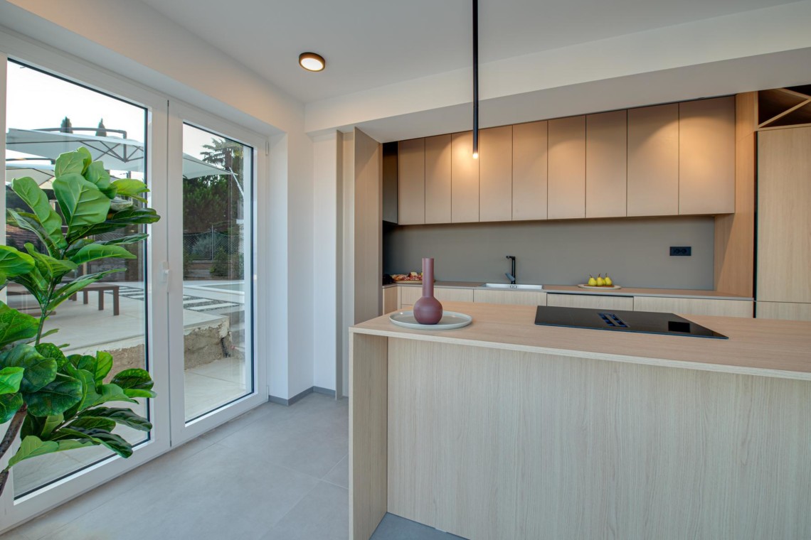 Modernes Apartment in Opatija: stilvolle Küche, helle Räume, Terrassenzugang. Ideal für Ihren nächsten Urlaub!