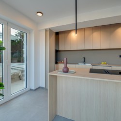 Modernes Apartment in Opatija: stilvolle Küche, helle Räume, Terrassenzugang. Ideal für Ihren nächsten Urlaub!