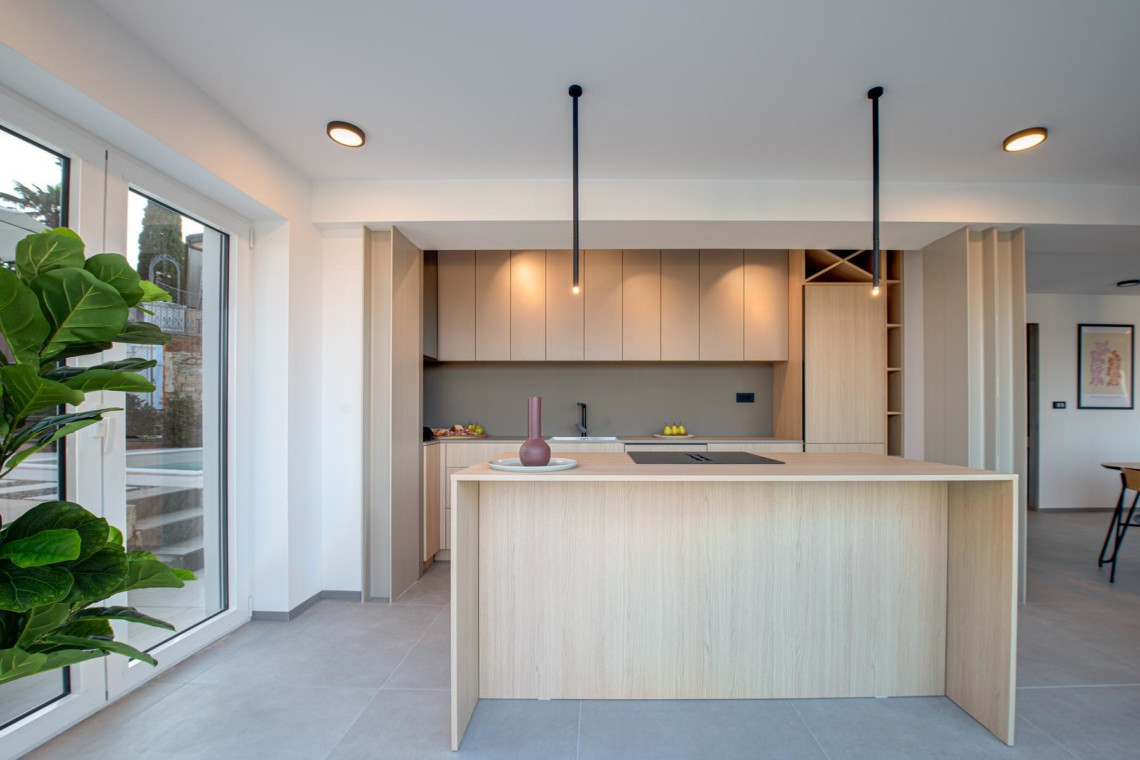 Moderne Ferienwohnung in Opatija mit stilvoller Küche und hellem Design, ideal für einen komfortablen Urlaub.