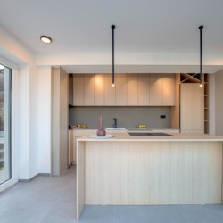 Moderne Ferienwohnung in Opatija mit stilvoller Küche und hellem Design, ideal für einen komfortablen Urlaub.