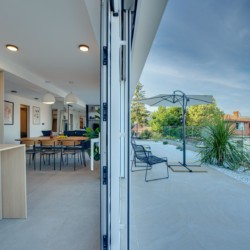 Moderne Ferienwohnung mit Terrasse und Meerblick in Opatija, ideal für entspannten Urlaub.