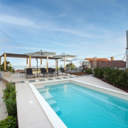 Stilvolles Premium Apartment in Opatija mit Pool, Sonnendeck und moderner Lounge-Area für einen entspannenden Urlaub.
