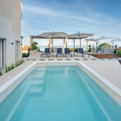 Entspannen Sie in einem stilvollen Apartment in Opatija mit Pool, Sonnendeck und moderner Ausstattung. Ideal für Ihren Traumurlaub!