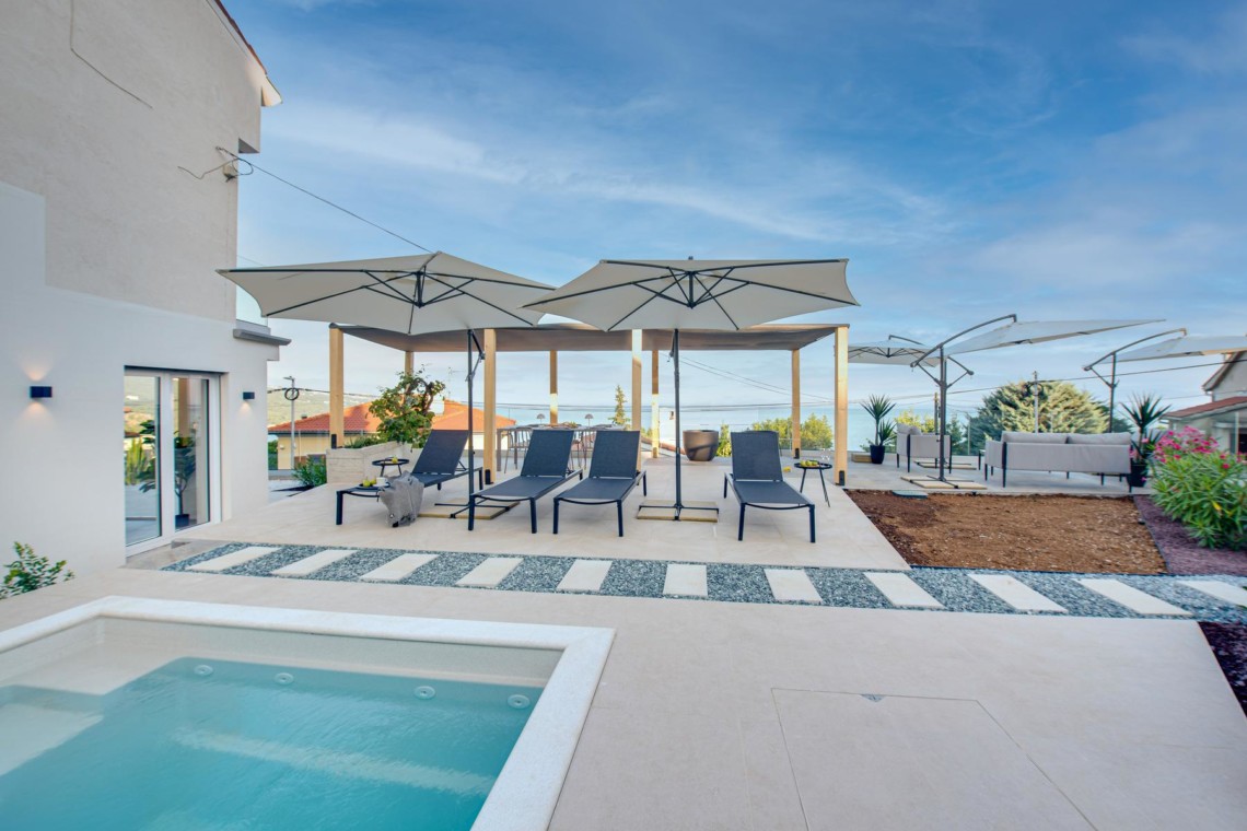 Luxus-Apartment in Opatija mit Pool, Terrasse und modernen Sonnenliegen. Ideal für eine erholsame Auszeit.