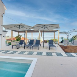 Luxus-Apartment in Opatija mit Pool, Terrasse und modernen Sonnenliegen. Ideal für eine erholsame Auszeit.