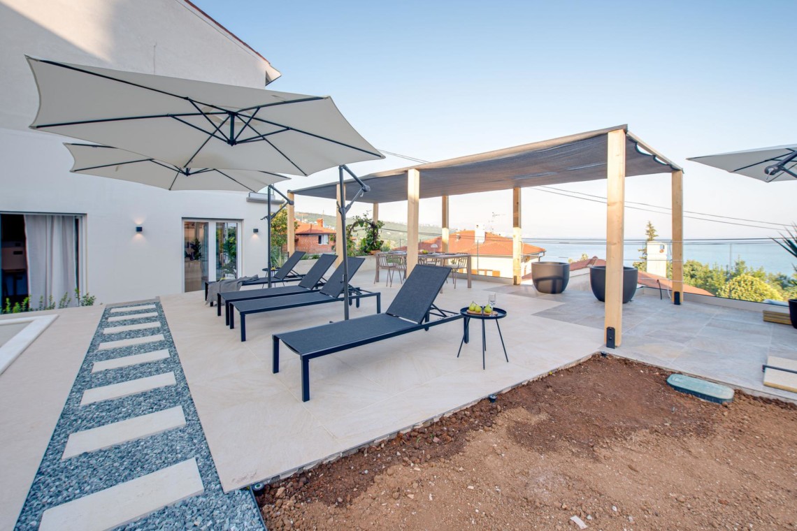 Modernes Premium Apartment in Opatija mit Terrasse, Sonnenliegen und Meerblick. Perfekt für Erholung und Genuss.