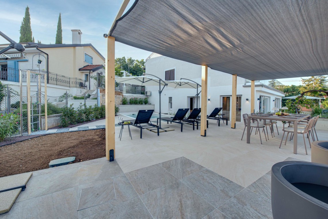 Gemütliches Apartment in Opatija, mit Terrasse, Gartenansicht und Outdoor-Essbereich. Ideal für Urlaubserholung.