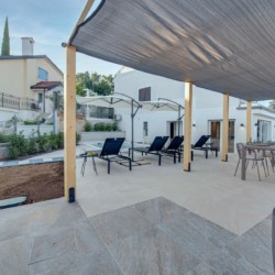 Gemütliches Apartment in Opatija, mit Terrasse, Gartenansicht und Outdoor-Essbereich. Ideal für Urlaubserholung.